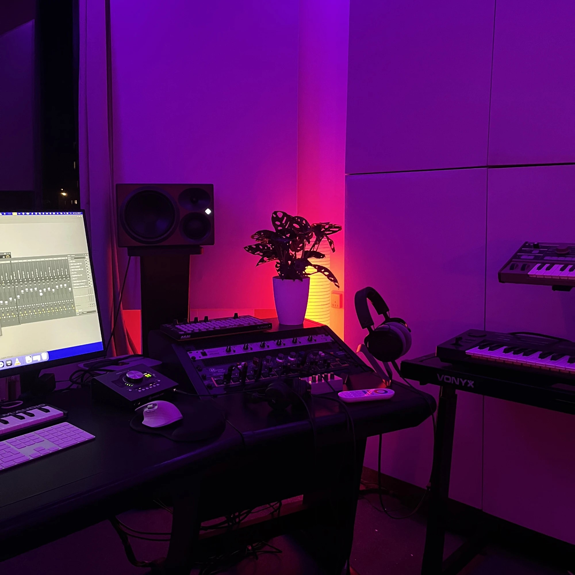 Room 55 Studio — pracovní stanice a mix pult